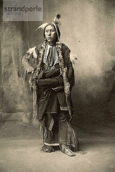 Mann vom Stamm der Kiowa  nach einem Bild von F.A.Rinehart  1899  Historisch  digital restaurierte Reproduktion einer Vorlage aus der damaligen Zeit