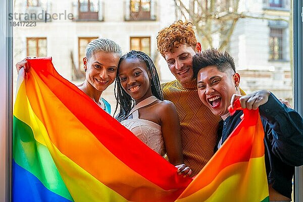 Lgtb Paare von lesbischen Homosexuell Jungen und Mädchen in einem Porträt mit Regenbogenflagge