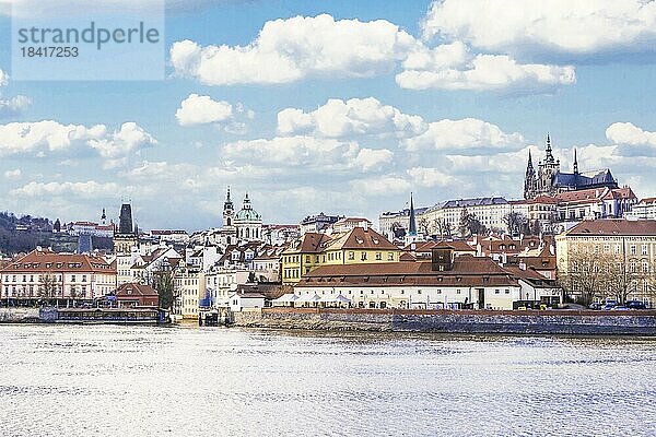 Blick auf die Mala Strana am Fluss Moldava in Prag  Tschechische Republik  Europa
