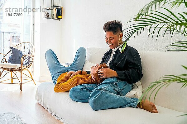 Schöne Homosexuell Paar wird romantisch auf dem Sofa kuscheln  lgbt Konzept