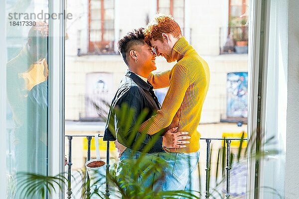 Schöne Homosexuell Paar wird romantisch durch das Fenster halten sich gegenseitig  lgbt Konzept
