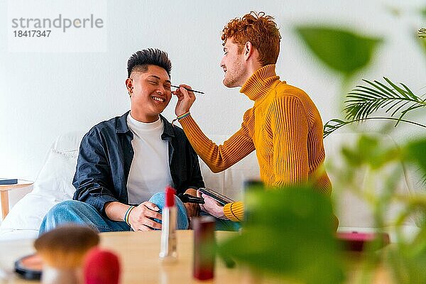 Schöne Homosexuell Paar setzen auf Make up und Spaß haben  romantisch zu Hause  lgbt Konzept
