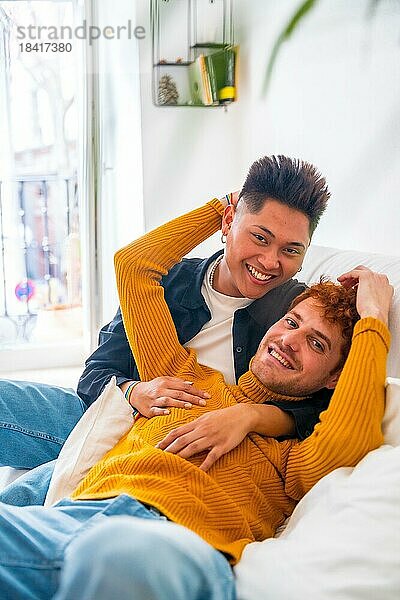 Schöne Homosexuell Paar romantisch zu Hause auf dem Sofa  Porträt kuscheln  lgbt Konzept