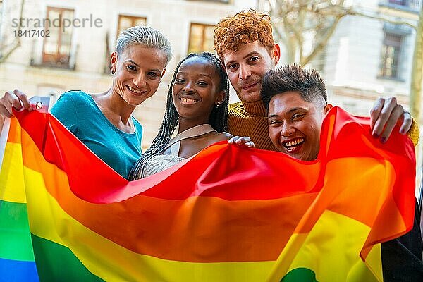 Paare von Homosexuell Jungs und Mädchen lesbisch in einem Porträt mit Regenbogenflagge  lgtb Konzept