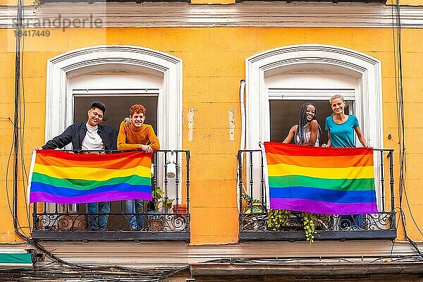 Paare von schwulen Jungs und lesbischen Mädchen mit der lgtb Fahne auf den Balkonen bei einer Hausparty