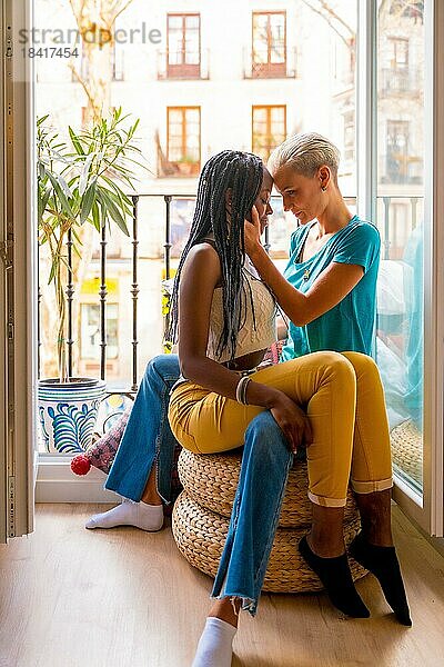 Schöne lesbische Paar in romantischer Pose auf dem Balkon zu Hause  lgbt Konzept