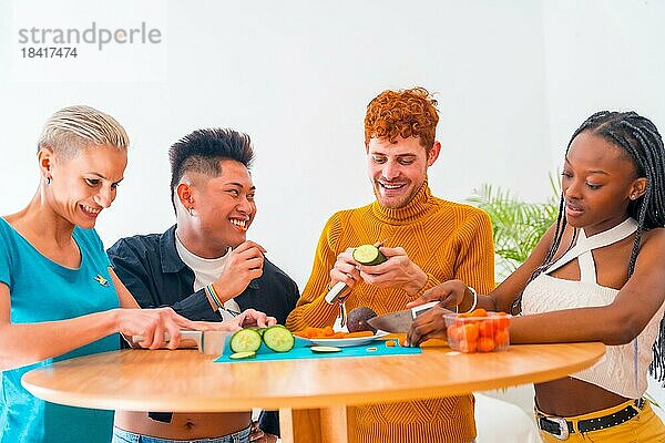 Eine Gruppe von Freunden bereitet vegetarisches Essen zu. Sie bereiten Essen zu und haben Spaß in der Küche  Lebensstil