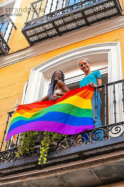 Lesbische Mädchen Paare mit lgbt Flagge auf Balkon zu Hause Partei  winken  LGBT Stolz