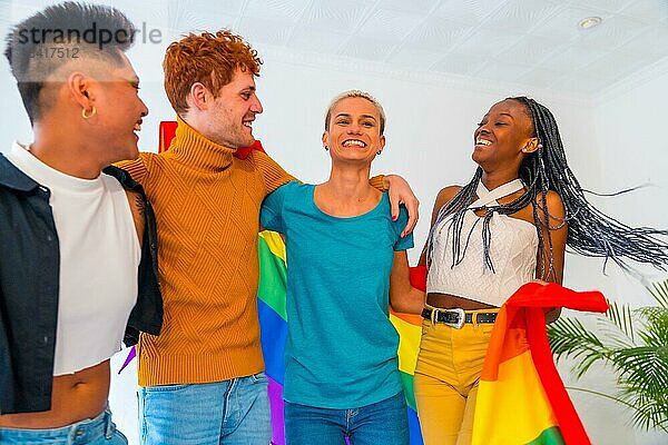 LGBT Stolz  lgbt Regenbogenflagge  Gruppe von Freunden tanzen und Spaß haben in einem Haus auf der Party