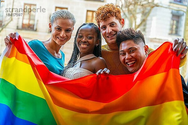 Paare von Homosexuell Jungs und Mädchen lesbisch in einem Porträt mit Regenbogenflagge  lgtb Konzept