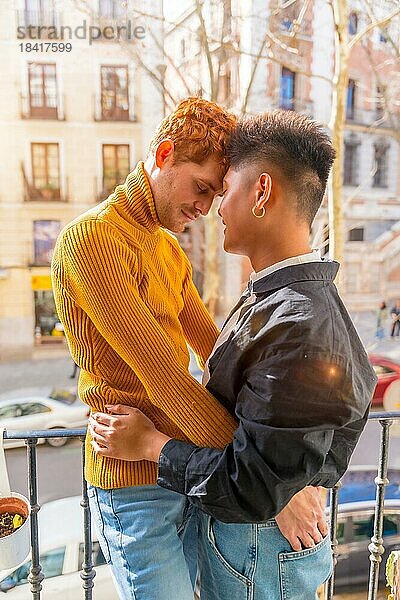 Schöne Homosexuell Paar romantisch zu Hause auf dem Sofa  zu Hause Balkon  lgbt Konzept