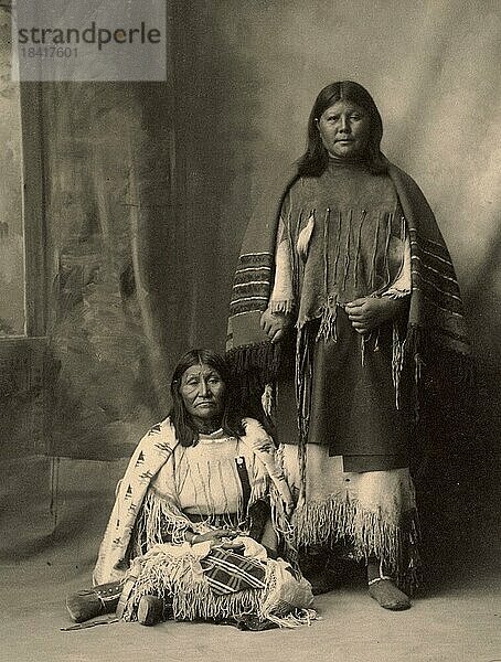 Zwei Frauen  Indianer  Kiowa  nach einem Bild von F.A.Rinehart  1899  Kiowa oder Kaigwu sind ein Volksstamm der Indianer Nordamerikas  aus dem heutigen westlichen Montana  Historisch  digital restaurierte Reproduktion einer Vorlage aus der damaligen Zeit