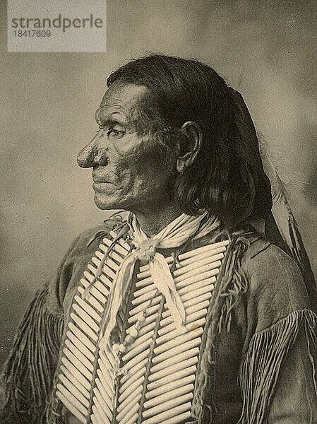 Indianer  Pablino Diaz  Kiowa  nach einem Bild von F.A.Rinehart  1899  Kiowa oder Kaigwu sind ein Volksstamm der Indianer Nordamerikas  aus dem heutigen westlichen Montana  Historisch  digital restaurierte Reproduktion einer Vorlage aus der damaligen Zeit