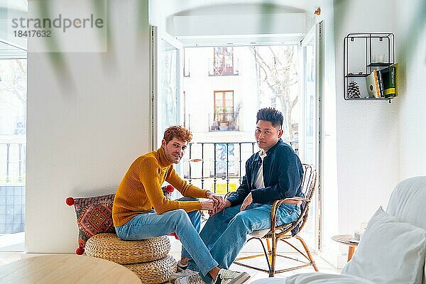 Porträt der schönen Homosexuell Paar wird romantisch zu Hause in der Nähe von zu Hause Balkon im Gespräch und Händeschütteln  lgbt Konzept