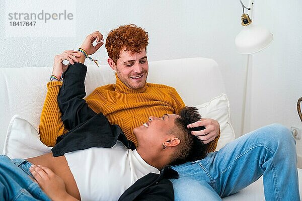 Schönes homosexuelles Paar  das zu Hause auf dem Sofa romantisch ist  homosexuelles Paar