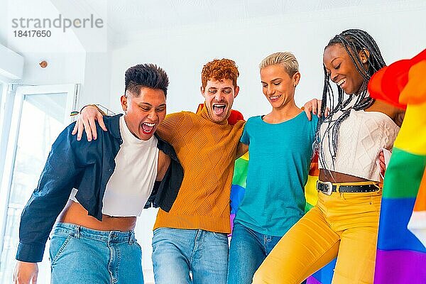 LGBT Stolz  lgbt Regenbogenflagge  Gruppe von Freunden tanzen in einem Haus auf der Party