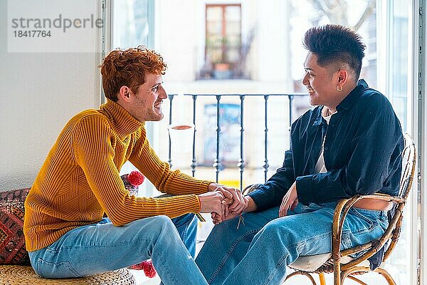 Schöne Homosexuell Paar romantisch zu Hause auf dem Balkon zu Hause im Gespräch und Händeschütteln  lgbt Konzept