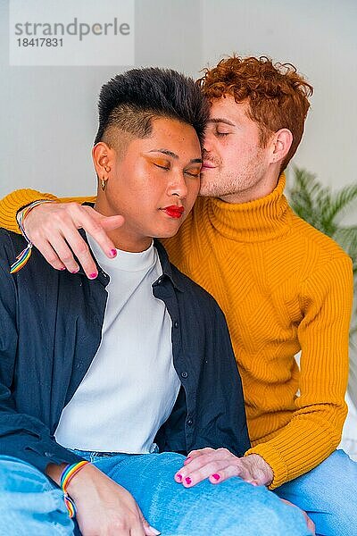 Porträt der schönen Homosexuell Paar Make up und küssen  lächelnd drinnen zu Hause  lgbt Konzept