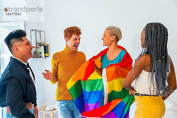 LGBT Stolz  lgbt Regenbogenflagge  Gruppe von Freunden tanzen in einem Haus auf der Party