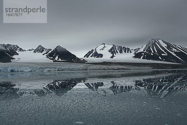 Lilliehook-Gletscher  Lilliehöökbreen  dahinter vergletscherte Berggipfel  mit Wasserspiegelung  davor Eisbrocken im Wasser  Lilliehook-Fjord  Spitzbergen