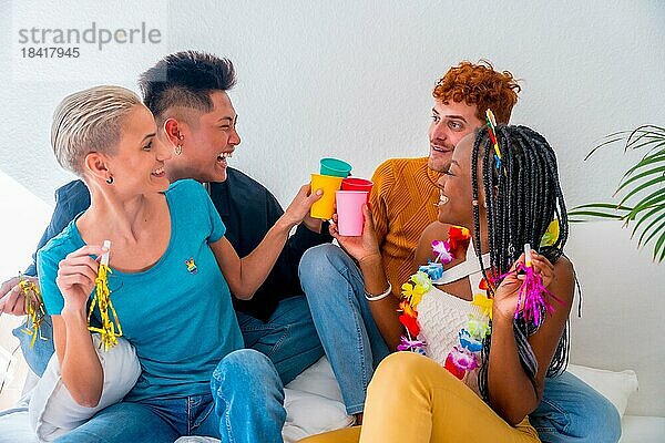 Lgtb Paare von Homosexuell Jungen und Mädchen lesbisch in einem Porträt auf einem Sofa in einem Haus Partei  Geburtstagsfeier  Toast mit Gläsern