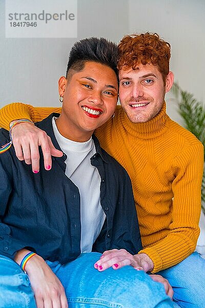 Porträt der schönen Homosexuell Paar tragen Make up und lachen  lächelnd drinnen zu Hause  lgbt Konzept