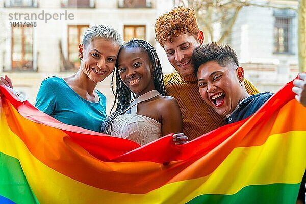 Lgtb Paare von lesbischen Homosexuell Jungen und Mädchen in einem Porträt mit Regenbogenflagge