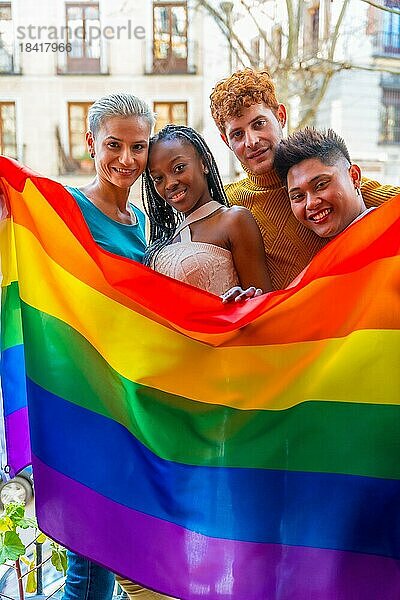 Porträt von Paaren von Homosexuell Jungs und lesbische Mädchen in einem Porträt mit Regenbogenflagge  lgtb Konzept