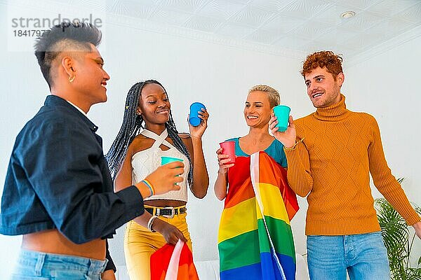 LGBT Stolz  lgbt Regenbogenflagge  Gruppe von Freunden tanzen und stoßen mit Gläsern in einem Haus auf Party