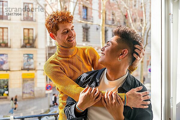 Schöne Homosexuell Paar romantisch zu Hause auf dem Sofa  umarmt auf dem Balkon zu Hause  lgbt Konzept