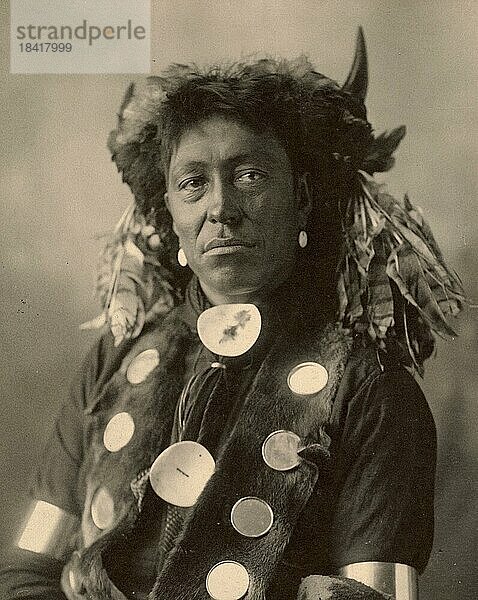 Cloud Man  Assinaboine  nach einem Bild von F.A.Rinehart  1899  ein Volk der Indianer Nordamerikas  die historisch zum Kulturareal der Prärie-Indianer gehört  Historisch  digital restaurierte Reproduktion einer Vorlage aus der damaligen Zeit