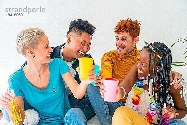 Lgtb Paare von Homosexuell Jungen und Mädchen lesbisch in einem Porträt auf einem Sofa in einem Haus Partei  Geburtstagsfeier  Spaß haben