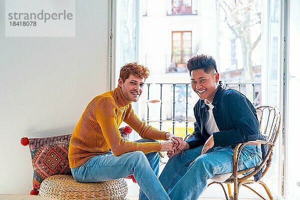 Porträt der schönen Homosexuell Paar wird romantisch zu Hause in der Nähe von zu Hause Balkon im Gespräch und Händeschütteln  lgbt Konzept