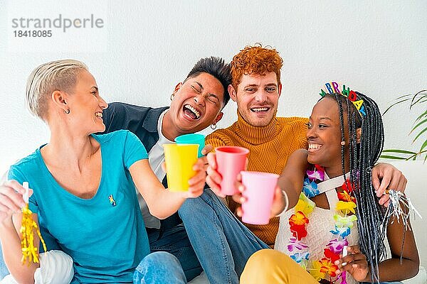 Lgtb Paare von Homosexuell Jungen und Mädchen lesbisch in einem Porträt auf einem Sofa in einem Haus Partei  Geburtstagsfeier  Spaß haben