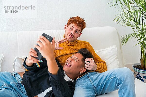 Schönes homosexuelles Paar  das zu Hause auf dem Sofa romantisch ist  homosexuelles Paar