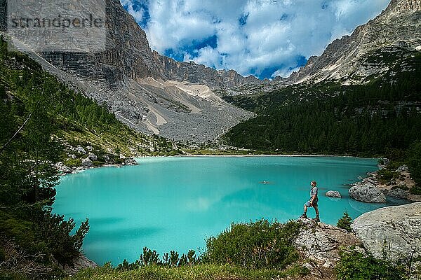 Tourist posiert für ein Foto vor dem Hintergrund des wunderschönen Sees Lago di Sorapis in den italienischen Dolomiten  Dolomiten  Italien  Europa