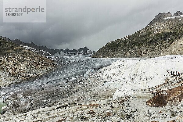 Rhonegletscher in den Urner Alpen  Landschaft  der Gletscher ist teilweise mit Tüchern angehängt  um den Schmelzprozess im Zuge des Klimawandels zu verlangsamen  Obergoms  Kanton Wallis  Schweiz  Europa