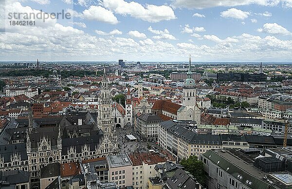 Stadtansicht über München  Altstadt mit Altem und neuen Rathaus  Alten Peter und Marienplatz  Innenstadt  München  Bayern  Deutschland  Europa