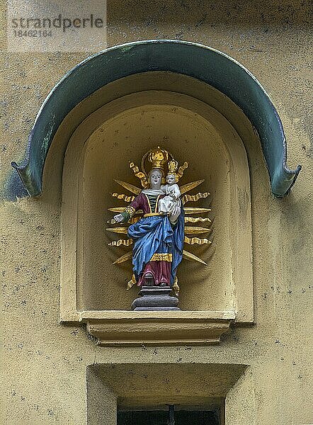 Skulptur der Maria mit dem Jesuskind in einer Nische an einem Wohnhaus  Jakob Fugger Siedlung  Augsburg  Bayern  Deutschland  Europa