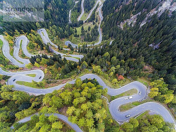 Malojapass  kurvenreicher Schweizer Alpenpass  Drohnenfoto im Herbst  die Passstraße verbindet das Bergell mit dem Engadin  Bregaglia  Kanton Graubünden  Schweiz  Europa
