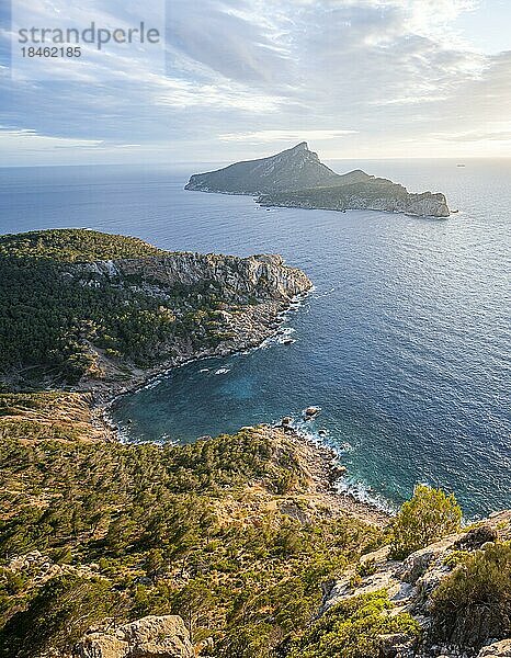 Felsenküste mit einer Insel  Sonnenuntergang über dem Meer  Mirador Jose Sastre  Insel Sa Dragenora  Mallorca  Spanien  Europa