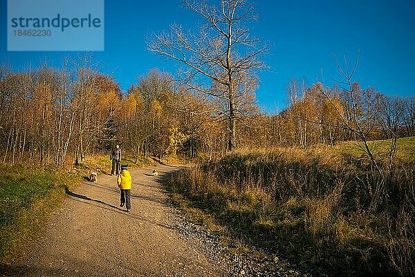 Mutter und Kind wandern auf dem Bergwanderweg. Familie verbringt Zeit. Polnische Berge  Polen  Europa