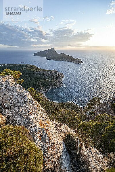 Felsenküste mit einer Insel  Sonnenuntergang über dem Meer  Mirador Jose Sastre  Insel Sa Dragenora  Mallorca  Spanien  Europa