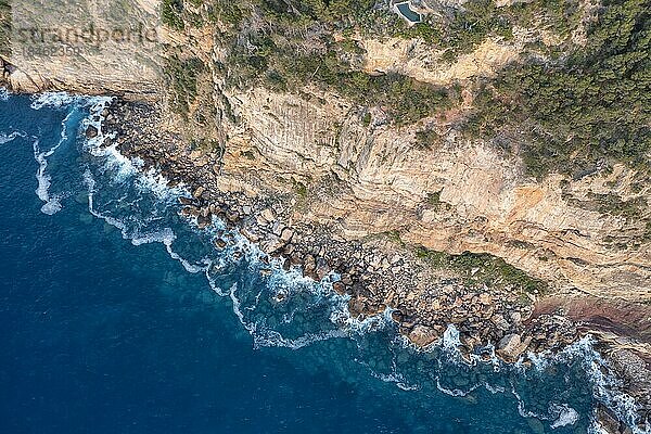 Luftaufnahme  Blick nach unten  Steinige Küste und Meer  Mallorca  Spanien  Europa