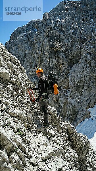 Tourist mit Ausrüstung auf dem Klettersteig in den Alpen. Zugspitzmassiv  Bayerische Alpen  Bayerische Alpen  Deutschland  Europa