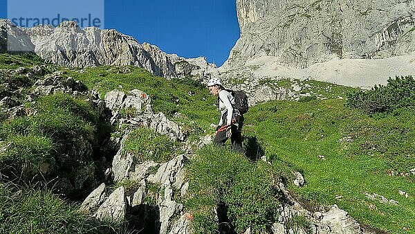 Tourist mit Ausrüstung auf einem Bergpfad in den Alpen. Zugspitzmassiv  Bayerische Alpen  Bayerische Alpen  Deutschland  Europa