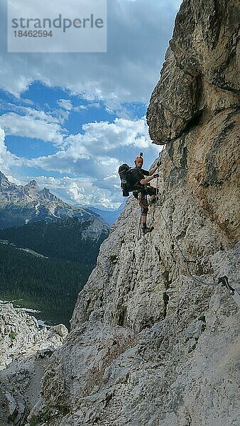 Klettersteigpassage mit großer Ausgesetztheit und herrlichem Blick auf die Bergwelt. Dolomiten  Italien  Dolomiten  Italien  Europa
