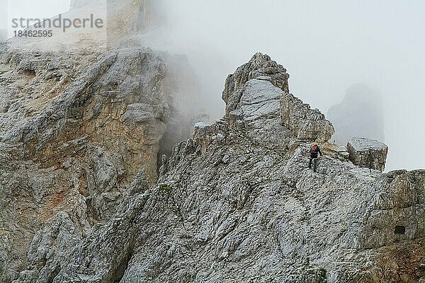 Tourist mit Ausrüstung auf dem Klettersteig in den Alpen. Dolomiten  Italien  Dolomiten  Italien  Europa