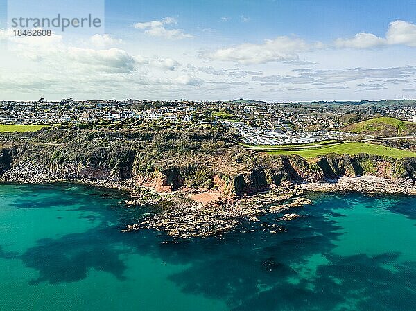 Luftaufnahme von Armchair Cove und Waterside Holiday Park aus einer Drohne  Broadsands Beach  Paignton  Devon  England  Großbritannien  Europa
