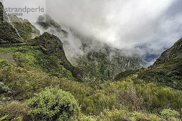 Steile wolkenverhangene Berglandschaft mit Felsformationen  Pico Arieiro zum Pico Ruivo Wanderung  Zentralgebirge Madeiras  Madeira